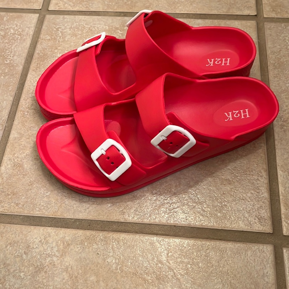 BRAND NEW H2K foam sandals!